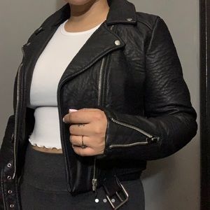 Women cropped black faux leather jacket